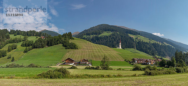 Winnebach  Österreich  Bauerndorf mit Kirche auf einer Anhöhe im Pustertal
