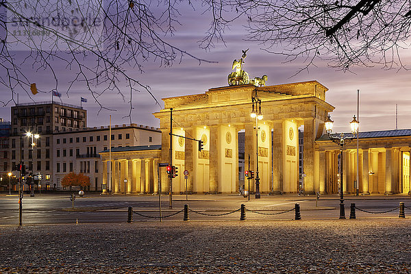Deutschland  Berlin  Blick auf das beleuchtete Brandenburger Tor