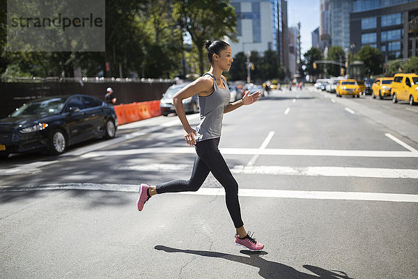 USA  New York City  Frau  die auf der städtischen Straße läuft