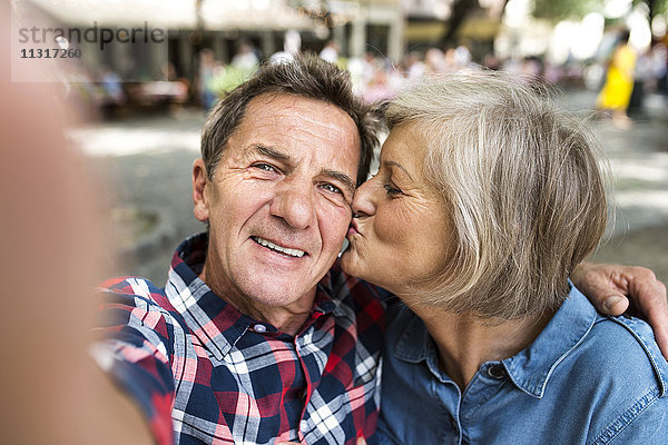 Senior Paar nimmt Selfie mit Smartphone