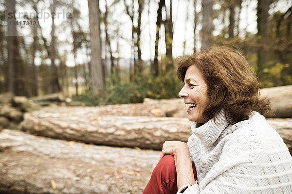 Lachende Frau in herbstlicher Natur