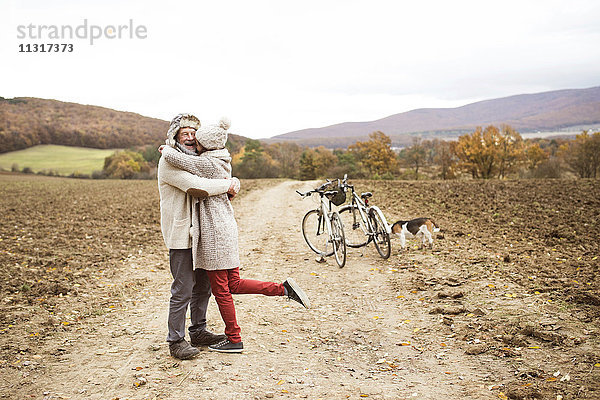 Seniorenpaar bei einer Fahrradtour mit Hund