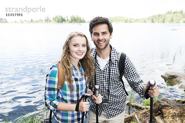 Junges Paar auf einer Wanderung am See
