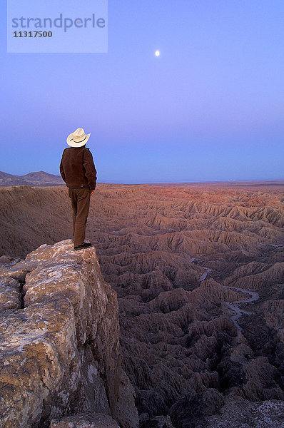 Person stehend am Font's Point bei Sonnenuntergang  Anza Borrego  Desert State Park  Kalifornien  Vereinigte Staaten von Amerika