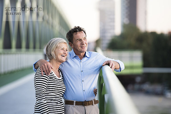 Glückliches älteres Paar auf einer Brücke
