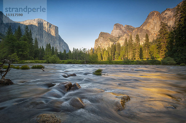 USA  Kalifornien  Sierra Nevada  Yosemite  Nationalpark  Merced-Fluss im Yosemite-Tal