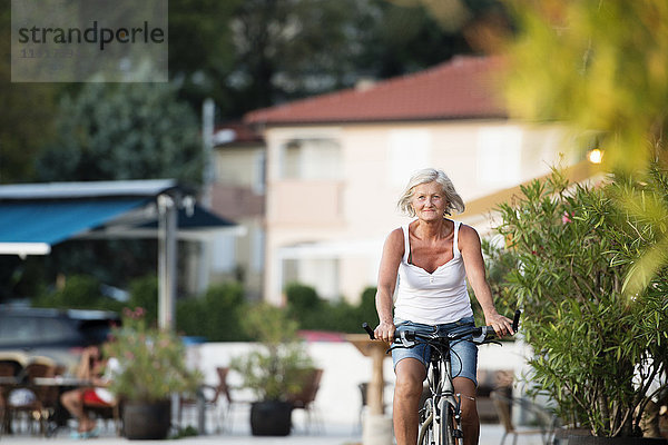 Seniorin auf dem Fahrrad