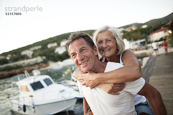 Porträt eines glücklichen Seniorenpaares im Urlaub