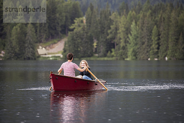 Junges Paar im Ruderboot auf dem See