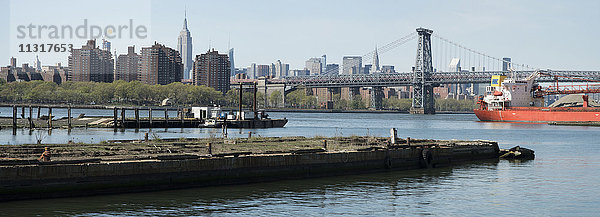 USA  New York  Brooklyn  Navy Yards  Trockendock und Williamsburg Bridge am East River