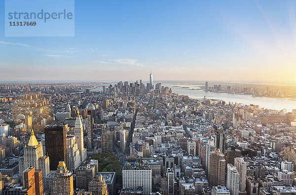 USA  New York City  Manhattan  Blick zum Finanzdistrikt bei Sonnenuntergang von oben