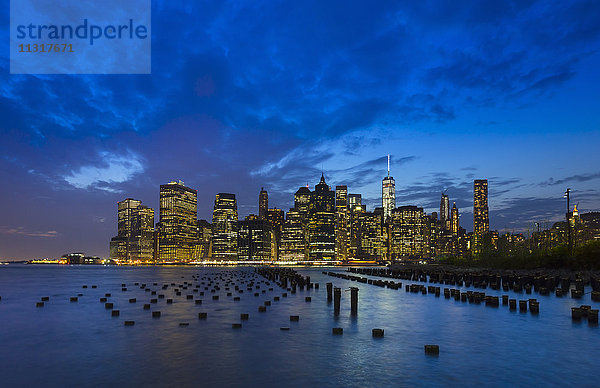 USA  New York City  Manhattan  Blick auf den Finanzbezirk bei Nacht