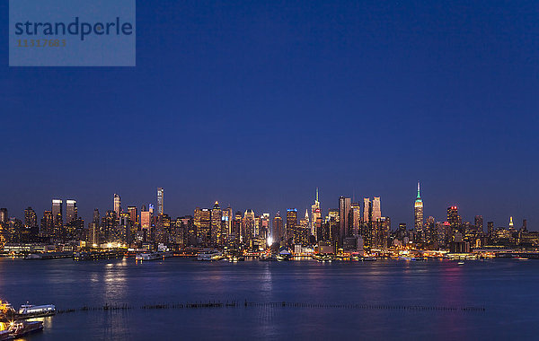 USA  New York City  Blick auf Midtown Manhattan bei Nacht