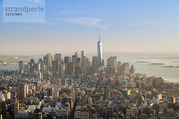 USA  New York City  Manhattan  Finanzdistrikt bei Sonnenuntergang von oben gesehen
