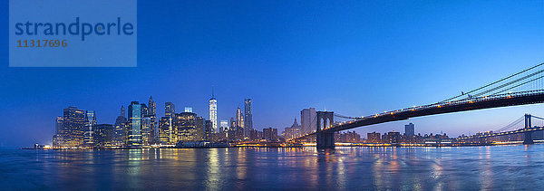 USA  New York City  Manhattan  Panorama des Finanzviertels mit Brooklyn Bridge im Morgengrauen