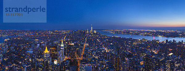 USA  New York City  Manhattan  Panorama des Finanzdistrikts bei Dämmerung  Luftaufnahme