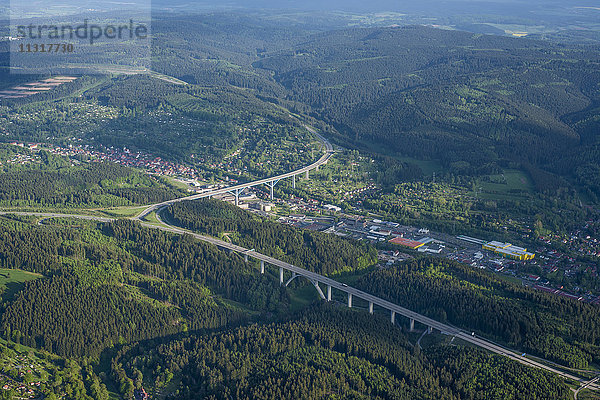 Deutschland  Suhl  Luftaufnahme der Autobahn durch den Thüringer Wald