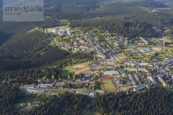 Deutschland  Oberhof  Luftbild der Stadt mit Skizentrum