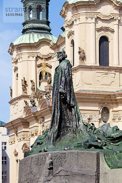 Prag  Altstädter Ring - Jan-Hus-Denkmal und St.-Nikolaus-Kirche