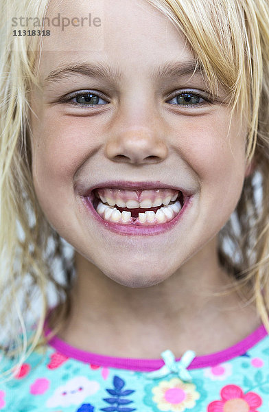 Porträt eines kleinen Mädchens mit Zahnlücke
