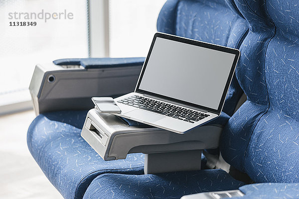 Laptop und Smartphone auf dem Flugzeugsitz