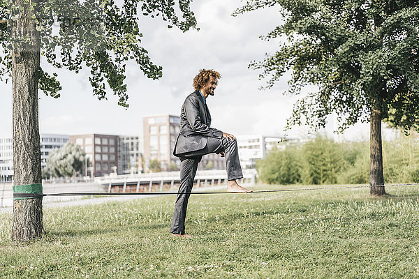 Jungunternehmer beim Balancieren auf der Slackline