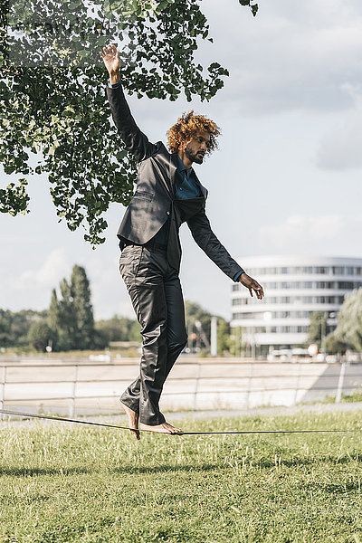 Jungunternehmer beim Balancieren auf der Slackline