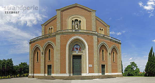 Kirche  Duomo di San Pietro Apostolo  Fassade  Eingang
