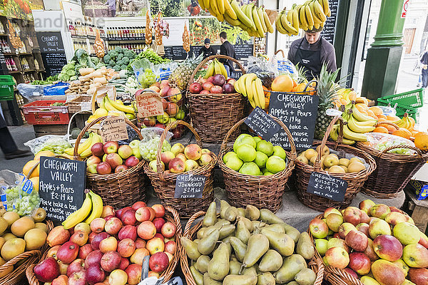 England  London  Southwark  Borough Market  Auslage eines Obstladens mit Äpfeln und Birnen