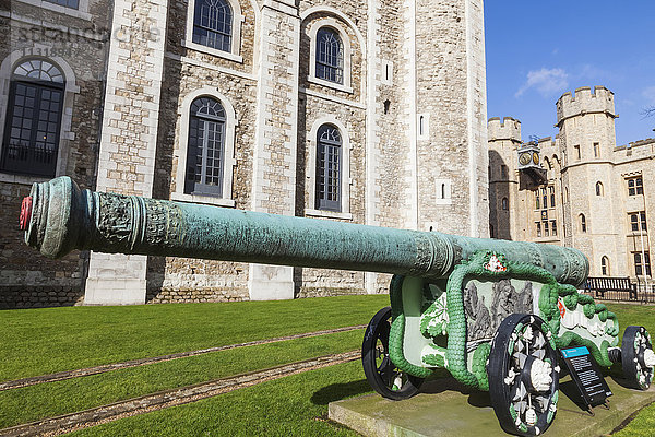 England  London  Tower of London  Der Weiße Turm  24-Pfünder-Kanone aus Bronze