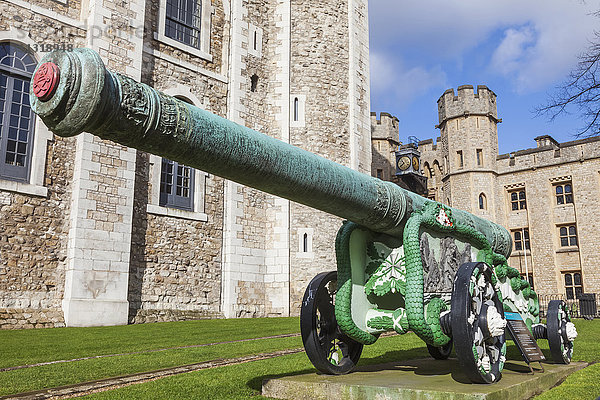 England  London  Tower of London  Der Weiße Turm  24-Pfünder-Kanone aus Bronze