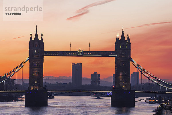 England  London  Tower Bridge in der Morgendämmerung
