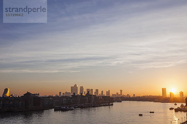 England  London  Sonnenaufgang über den Docklands und Canary Wharf