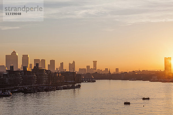 England  London  Sonnenaufgang über den Docklands und Canary Wharf
