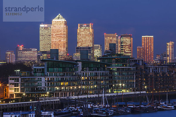 England  London  Sonnenuntergang über den Docklands und Canary Wharf