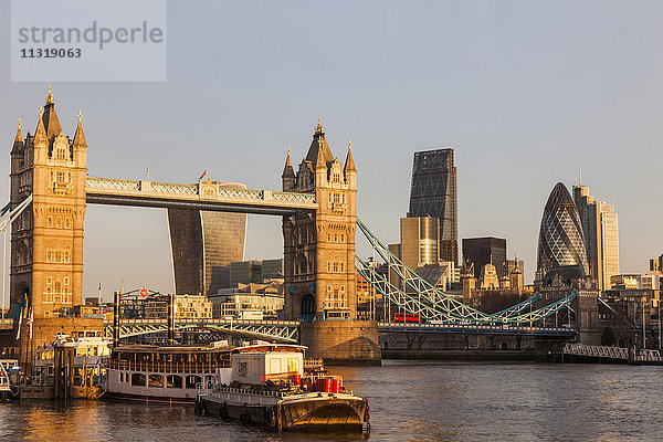 England  London  Tower Bridge und Skyline der Stadt