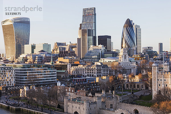 England  London  Skyline der Stadt von der Tower Bridge aus gesehen