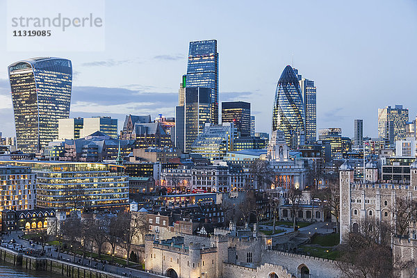 England  London  Skyline der Stadt von der Tower Bridge aus gesehen