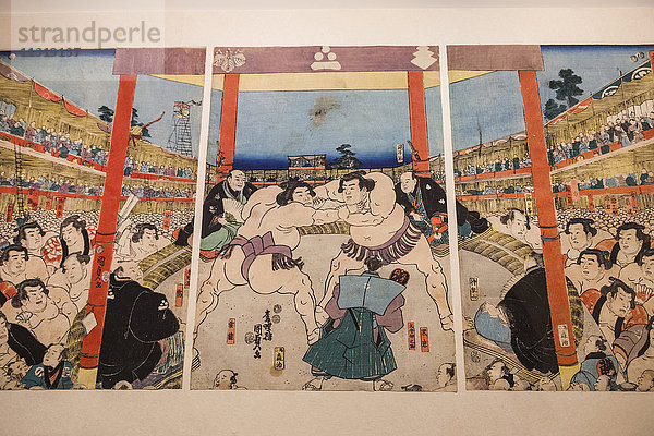 England  London  Kensington  Victoria and Albert Museum alias V&A  The Japan Room  Ausstellung eines Farbholzschnitts mit dem Titel ''Great Sumo Tournament Fundraiser'' von Utagawa Kunisada II von 1852
