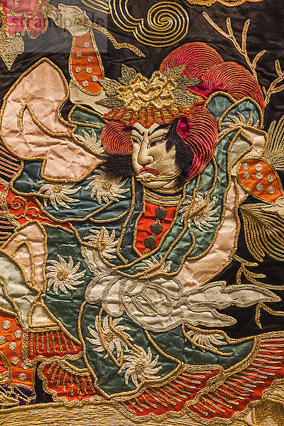 England  London  Kensington  Victoria and Albert Museum alias V&A  The Japan Room  Ausstellung eines äußeren Kimonos mit einer Szene aus einem Kabuki-Drama von 1870-90