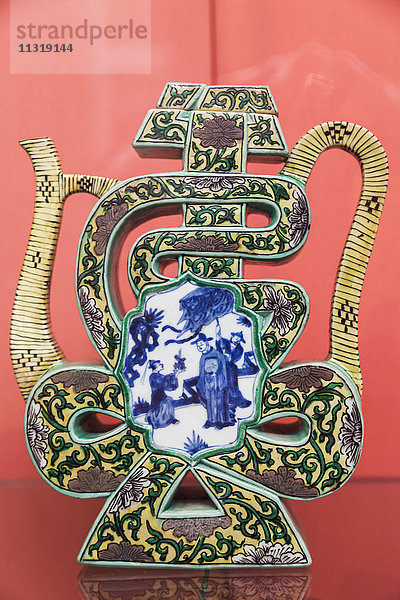 England  London  Kensington  Victoria and Albert Museum alias V&A  The China Room  Porzellan-Weinkanne in Form eines Shou (Langlebigkeit) Zeichens  datiert 1680-1720