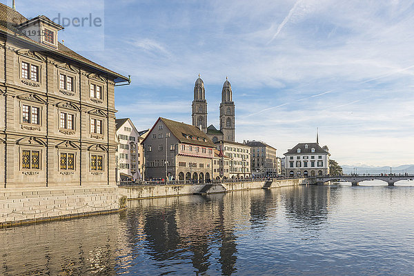 Schweiz  Zürich  Blick auf Grosses Münster mit Limmat im Vordergrund