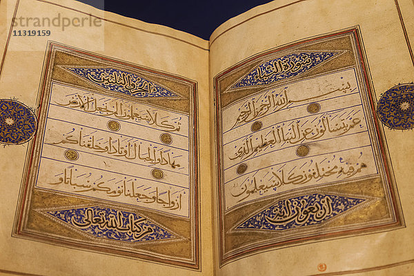 England  London  Kensington  Victoria and Albert Museum alias V&A  The Islamic Middle East Room  iranische Manuskriptseiten mit Schrift aus dem Koran von 1330-40