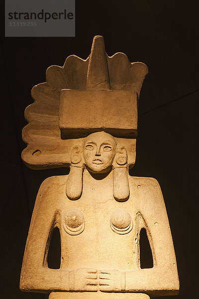 England  London  British Museum  Americas Room  Aztekische Steinskulpturen einer weiblichen Gottheit aus Mexiko  datiert 900-1450 n. Chr.