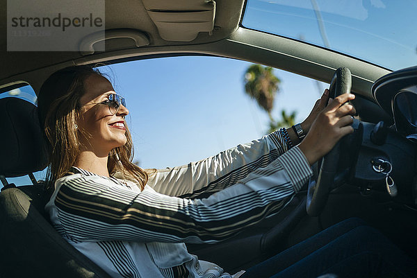 Lächelnde Frau beim Autofahren
