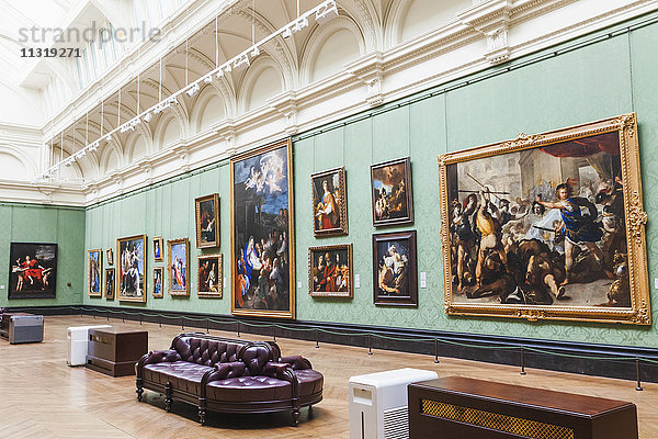 England  London  Trafalgar Square  National Gallery  Galerieansicht mit Besuchern