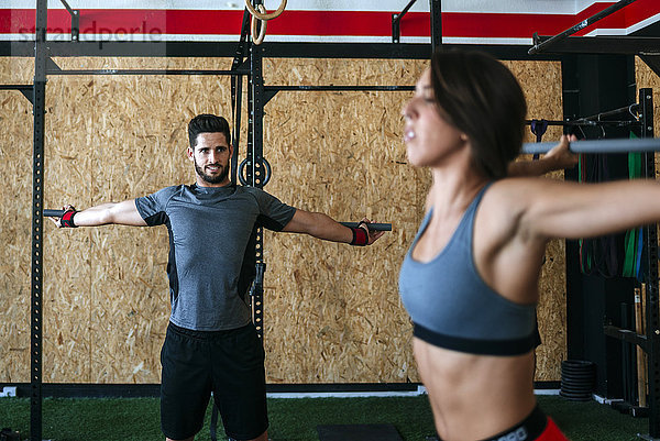 Mann und Frau trainieren im Fitnessstudio