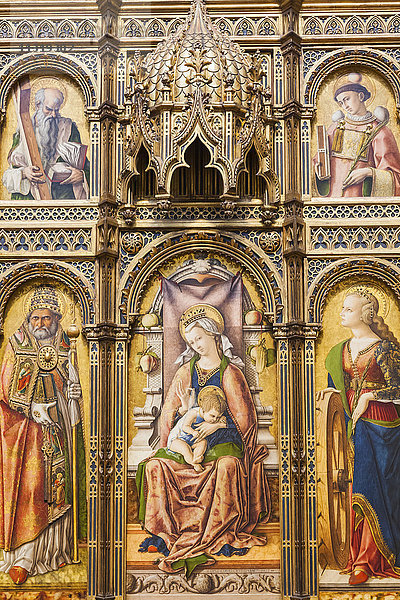 England  London  Trafalgar Square  National Gallery  Altarbild der Jungfrau mit Kind und Heiligen von Carlo Crivelli aus dem Jahr 1476