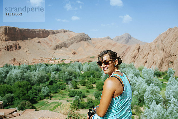 Marokko  Midelt  Porträt einer lächelnden Frau vor dem Draa-Tal