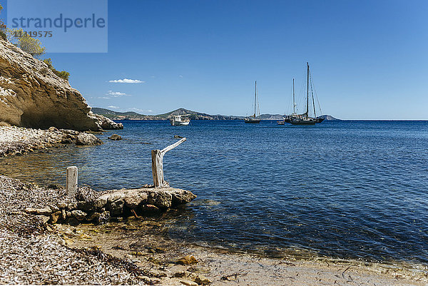 Spian  Ibiza  Llentrisca Strand mit Segelbooten im Hintergrund
